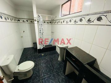 Vive en éste Exclusivo Departamento de 137.50m2 en 2do piso frente al Parque La Amistad.

Ubicado en Jirón Las Caléndulas cuadra 5 de Urbanización L