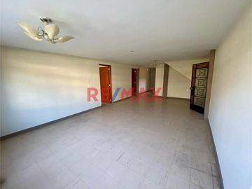 Vive en éste Exclusivo Departamento de 137.50m2 en 2do piso frente al Parque La Amistad.

Ubicado en Jirón Las Caléndulas cuadra 5 de Urbanización L