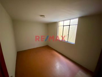 Vive en éste Exclusivo Departamento de 137.50m2 en 2do piso frente al Parque La Amistad.

Ubicado en Jirón Las Caléndulas cuadra 5 de Urbanización L