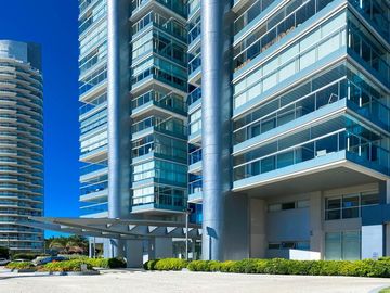 Miami Boulevar 2 dormitorios 2 baños garage Punta del Este  Venta