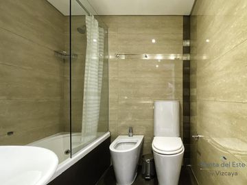 Miami Boulevar 2 dormitorios 2 baños garage Punta del Este  Venta