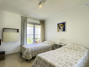 Miami Boulevar 2 dormitorios 2 baños garage Punta del Este  Venta