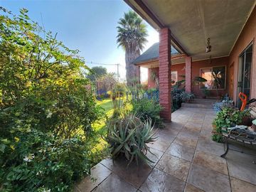 Propiedad rural plana con casa habitacional y piscina