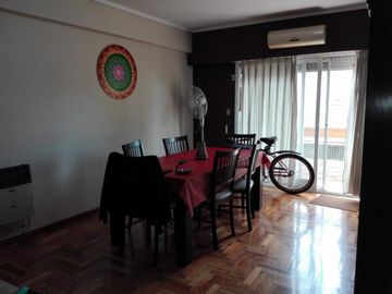 AMPLIO DPTO DE 3 AMB. AL FRENTE CON PATIO Y DOS BAÑOS