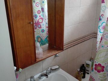 AMPLIO DPTO DE 3 AMB. AL FRENTE CON PATIO Y DOS BAÑOS