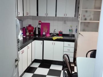 AMPLIO DPTO DE 3 AMB. AL FRENTE CON PATIO Y DOS BAÑOS