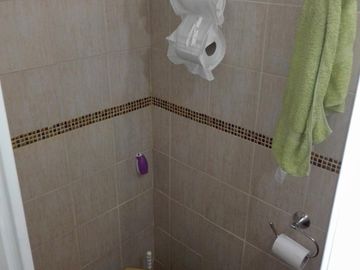 AMPLIO DPTO DE 3 AMB. AL FRENTE CON PATIO Y DOS BAÑOS