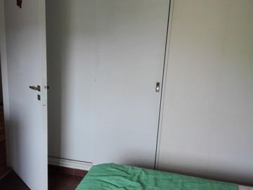 AMPLIO DPTO DE 3 AMB. AL FRENTE CON PATIO Y DOS BAÑOS