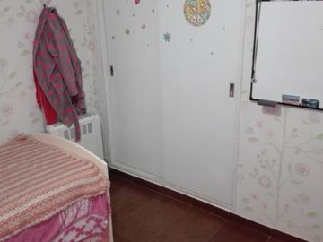 AMPLIO DPTO DE 3 AMB. AL FRENTE CON PATIO Y DOS BAÑOS