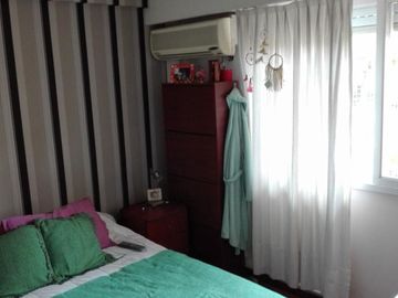 AMPLIO DPTO DE 3 AMB. AL FRENTE CON PATIO Y DOS BAÑOS