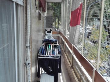 AMPLIO DPTO DE 3 AMB. AL FRENTE CON PATIO Y DOS BAÑOS
