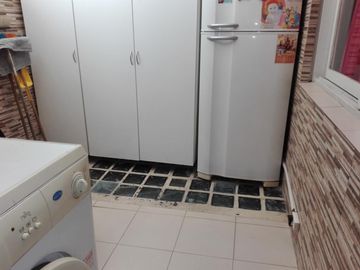 AMPLIO DPTO DE 3 AMB. AL FRENTE CON PATIO Y DOS BAÑOS