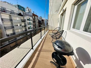 Departamento tres ambientes. Balcón terraza. Corrientes 1900. Venta.