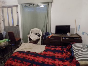 CASA SOBRE ESQUINA DE 4 AMBIENTES, CON GARAGE Y TERRAZA. LANUS.