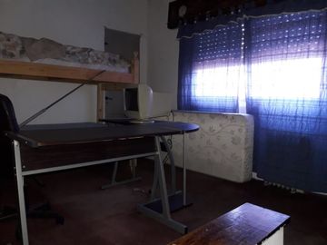 CASA SOBRE ESQUINA DE 4 AMBIENTES, CON GARAGE Y TERRAZA. LANUS.