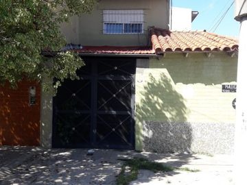 CASA SOBRE ESQUINA DE 4 AMBIENTES, CON GARAGE Y TERRAZA. LANUS.
