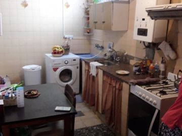 CASA SOBRE ESQUINA DE 4 AMBIENTES, CON GARAGE Y TERRAZA. LANUS.