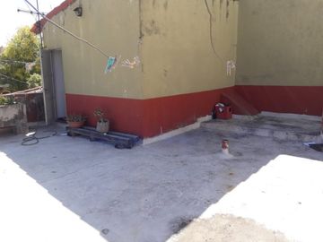 CASA SOBRE ESQUINA DE 4 AMBIENTES, CON GARAGE Y TERRAZA. LANUS.