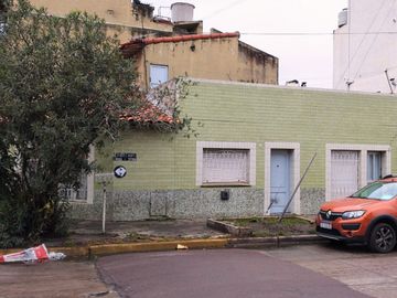 CASA SOBRE ESQUINA DE 4 AMBIENTES, CON GARAGE Y TERRAZA. LANUS.