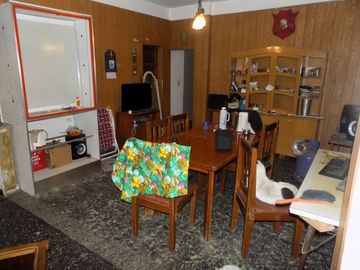 CASA SOBRE ESQUINA DE 4 AMBIENTES, CON GARAGE Y TERRAZA. LANUS.