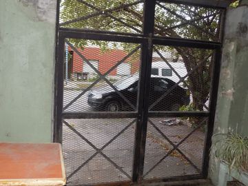 CASA SOBRE ESQUINA DE 4 AMBIENTES, CON GARAGE Y TERRAZA. LANUS.