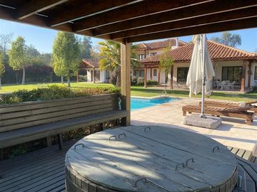 AP213 Trebulco 5D 6B 615 m2 en 7237 m2 Piscina, tuba y sauna
