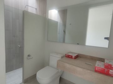 Se Vende Casa en Mayorazgo Residencial, 3 Niveles,  4 Recamaras, 5 Baños..