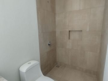 Se Vende Casa en Mayorazgo Residencial, 3 Niveles,  4 Recamaras, 5 Baños..