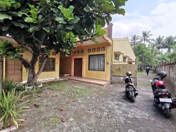 RUMAH DENGAN HALAMAN LUAS DI KAWASAN ASRI, PAKEM