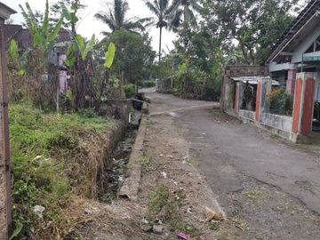 RUMAH DENGAN HALAMAN LUAS DI KAWASAN ASRI, PAKEM