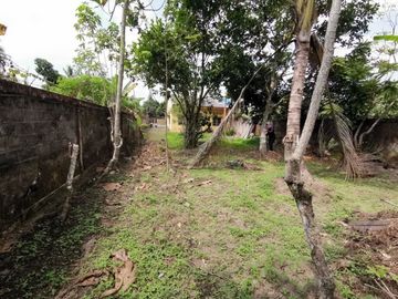 RUMAH DENGAN HALAMAN LUAS DI KAWASAN ASRI, PAKEM