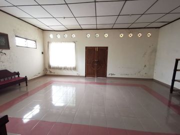 RUMAH DENGAN HALAMAN LUAS DI KAWASAN ASRI, PAKEM