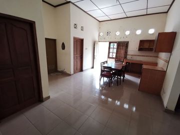 RUMAH DENGAN HALAMAN LUAS DI KAWASAN ASRI, PAKEM