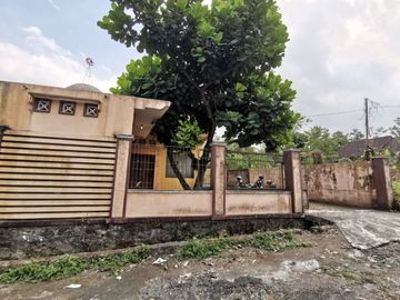 RUMAH DENGAN HALAMAN LUAS DI KAWASAN ASRI, PAKEM