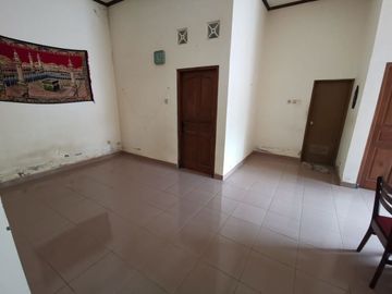 RUMAH DENGAN HALAMAN LUAS DI KAWASAN ASRI, PAKEM