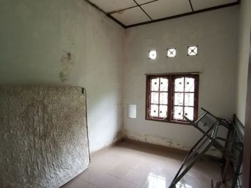 RUMAH DENGAN HALAMAN LUAS DI KAWASAN ASRI, PAKEM