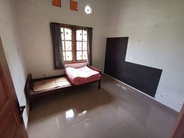 RUMAH DENGAN HALAMAN LUAS DI KAWASAN ASRI, PAKEM