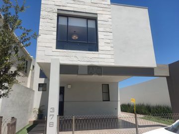 Casa en venta al norte de la ciudad Fracc. Sorrento modelo Bari 2