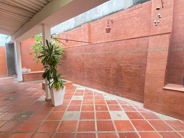 casa en venta en las mercedes. Cod V342