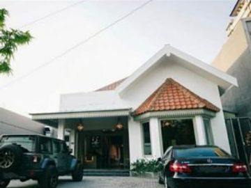 Rumah Jln Khairil Anwar Listrik 13.200 watt Hadap Selatan