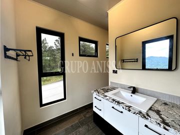 Oportunidad! Se Vende Moderna Casa en Altos del Maria
