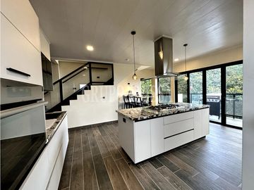 Oportunidad! Se Vende Moderna Casa en Altos del Maria