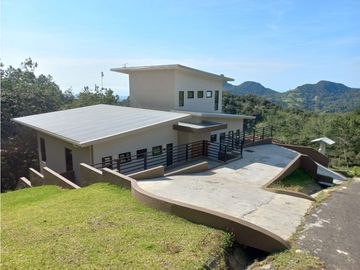 Oportunidad! Se Vende Moderna Casa en Altos del Maria