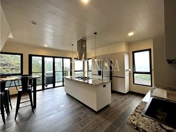 Oportunidad! Se Vende Moderna Casa en Altos del Maria