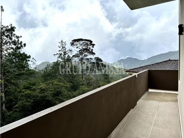 Oportunidad! Se Vende Moderna Casa en Altos del Maria