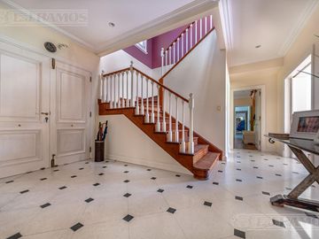 Casa en venta en Martindale C.C sobre cancha de polo. Amenities. Pilar