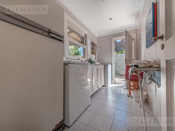 Casa en venta en Martindale C.C sobre cancha de polo. Amenities. Pilar