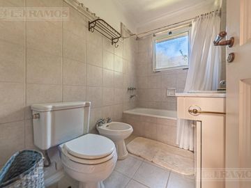 Casa en venta en Martindale C.C sobre cancha de polo. Amenities. Pilar