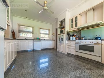 Casa en venta en Martindale C.C sobre cancha de polo. Amenities. Pilar