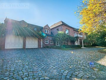 Casa en venta en Martindale C.C sobre cancha de polo. Amenities. Pilar